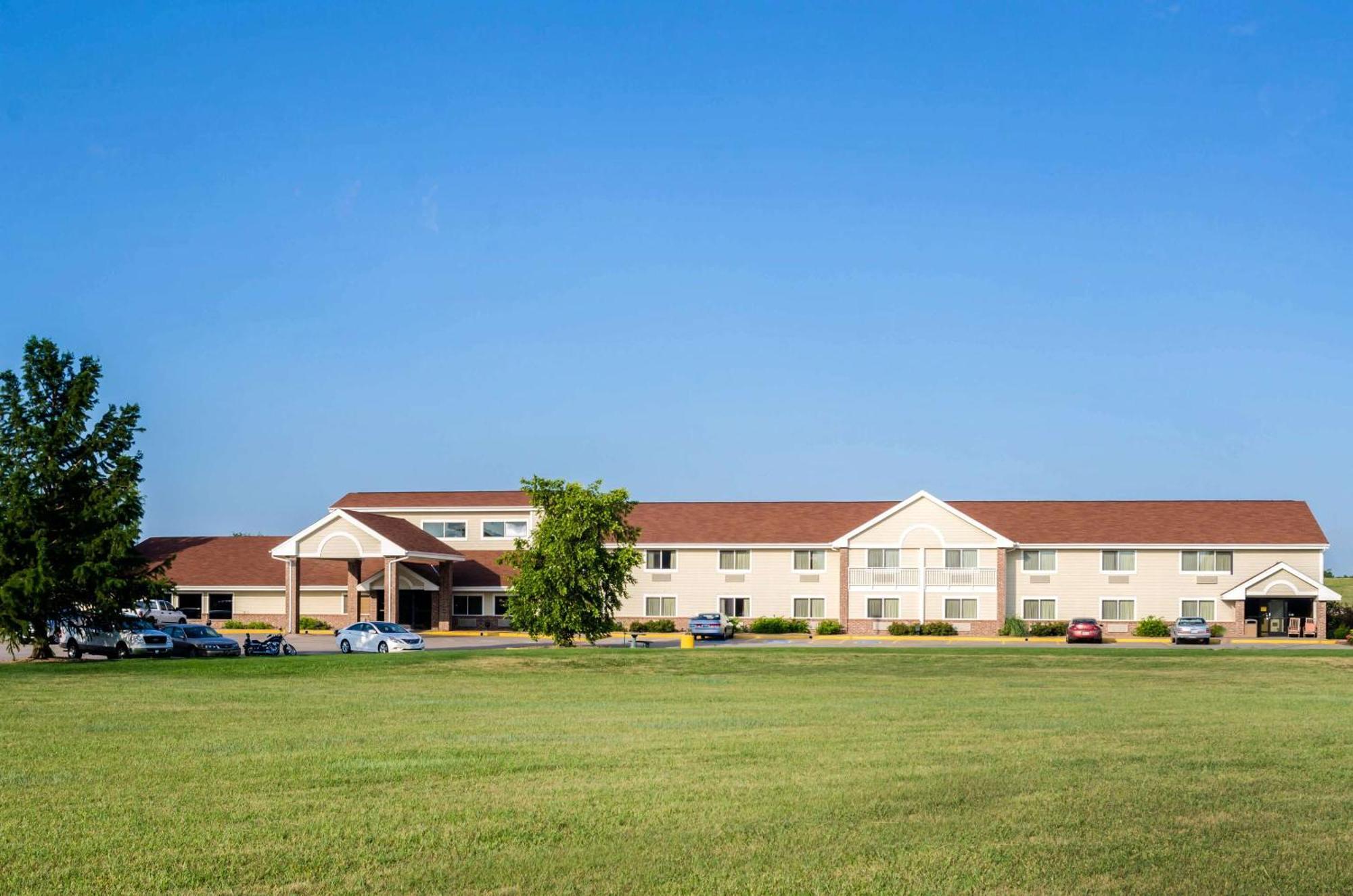 Rodeway Inn Hesston Екстериор снимка
