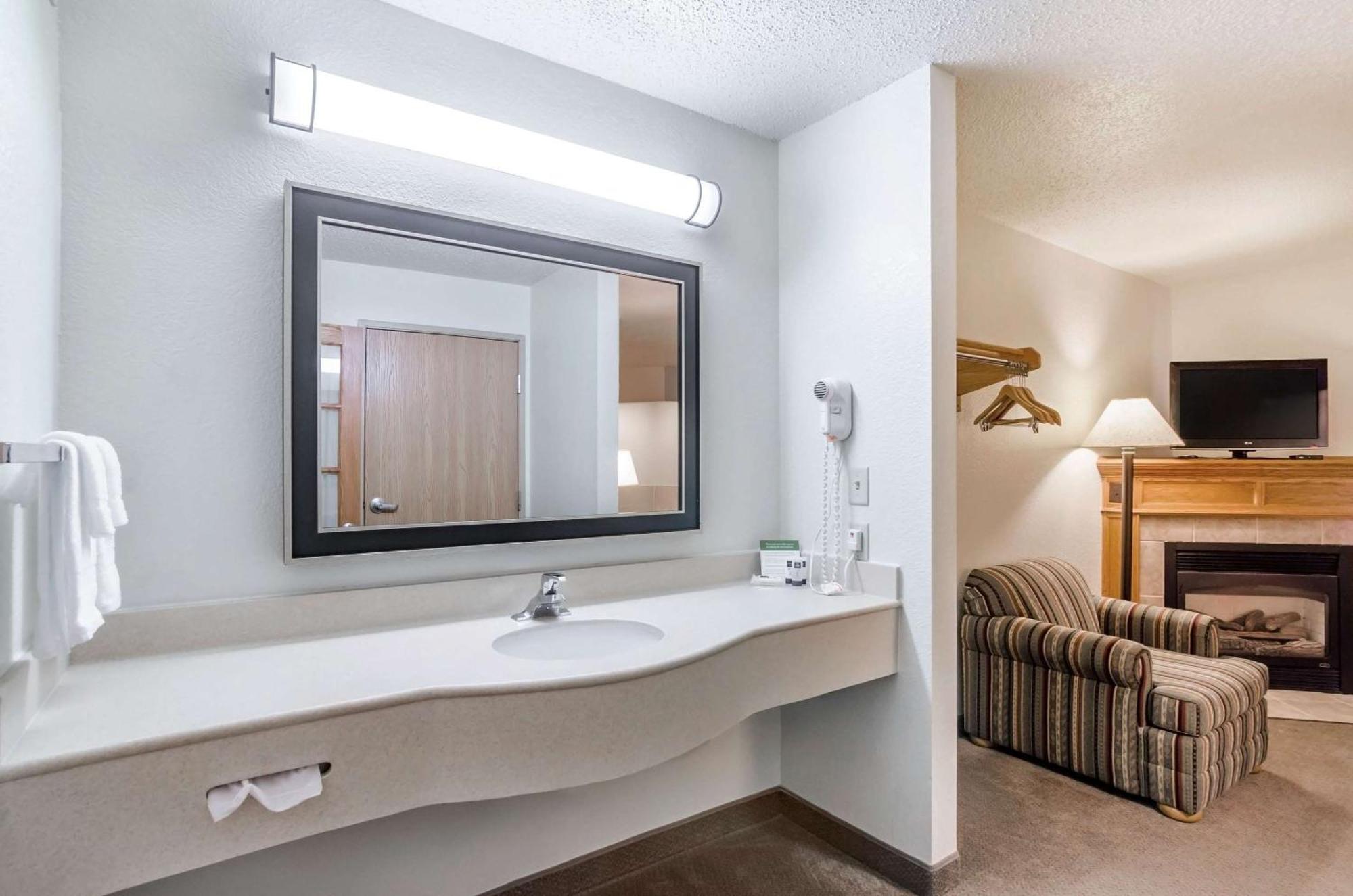 Rodeway Inn Hesston Екстериор снимка
