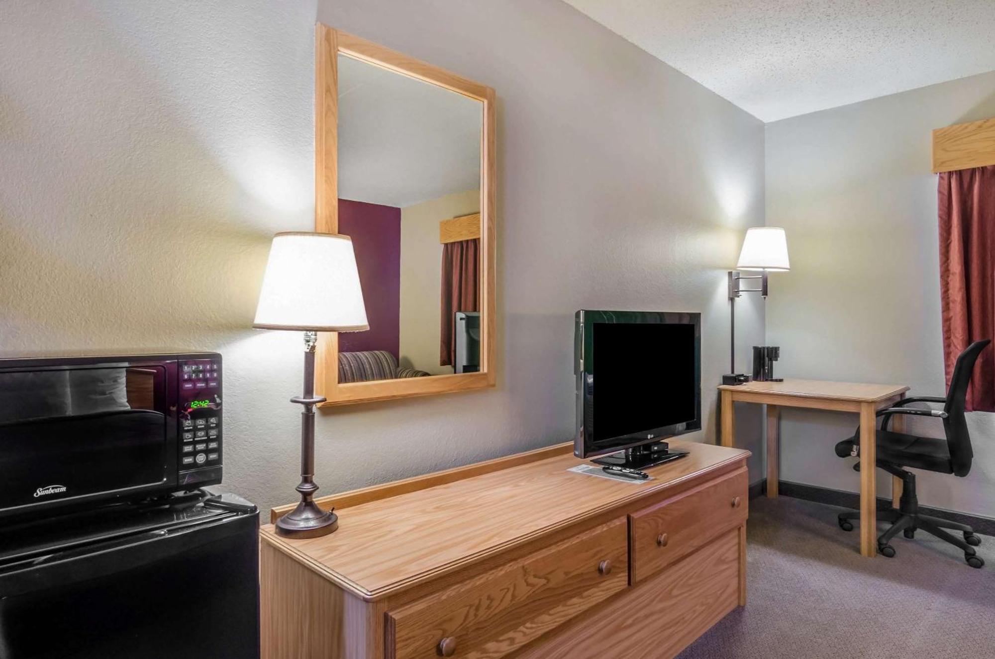 Rodeway Inn Hesston Екстериор снимка