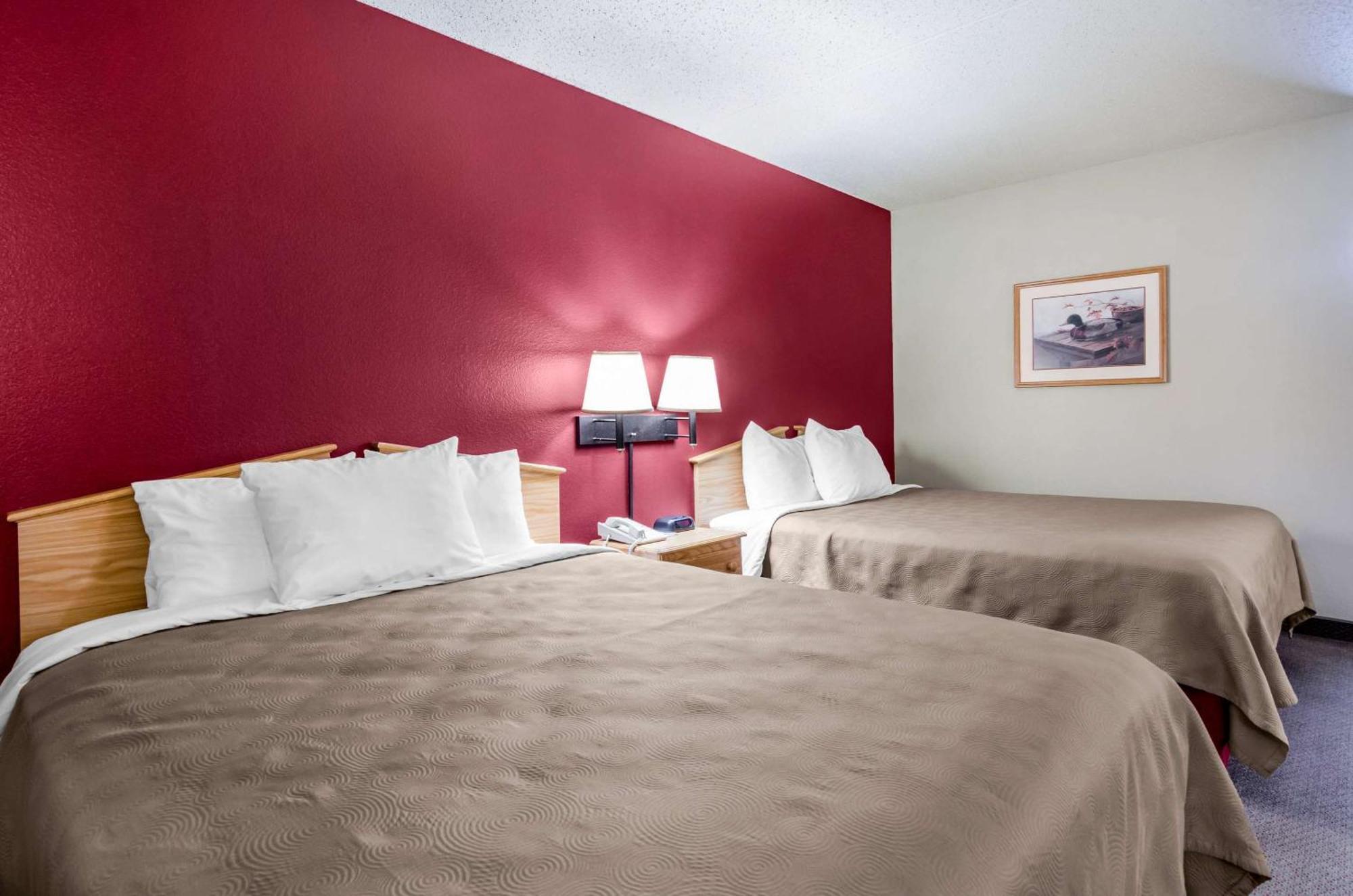 Rodeway Inn Hesston Екстериор снимка