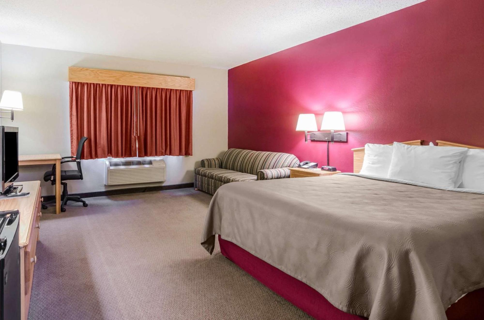 Rodeway Inn Hesston Екстериор снимка