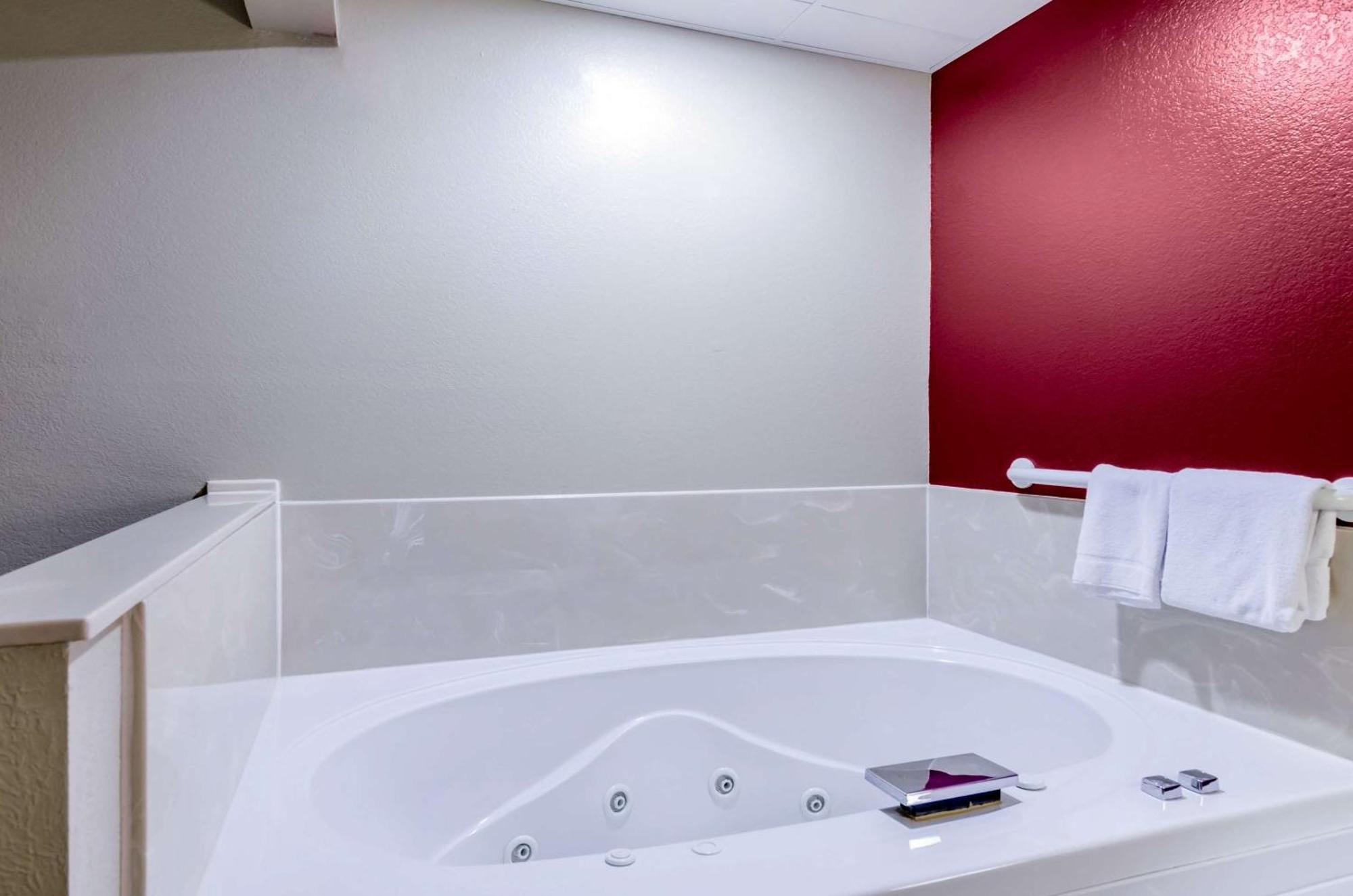 Rodeway Inn Hesston Екстериор снимка