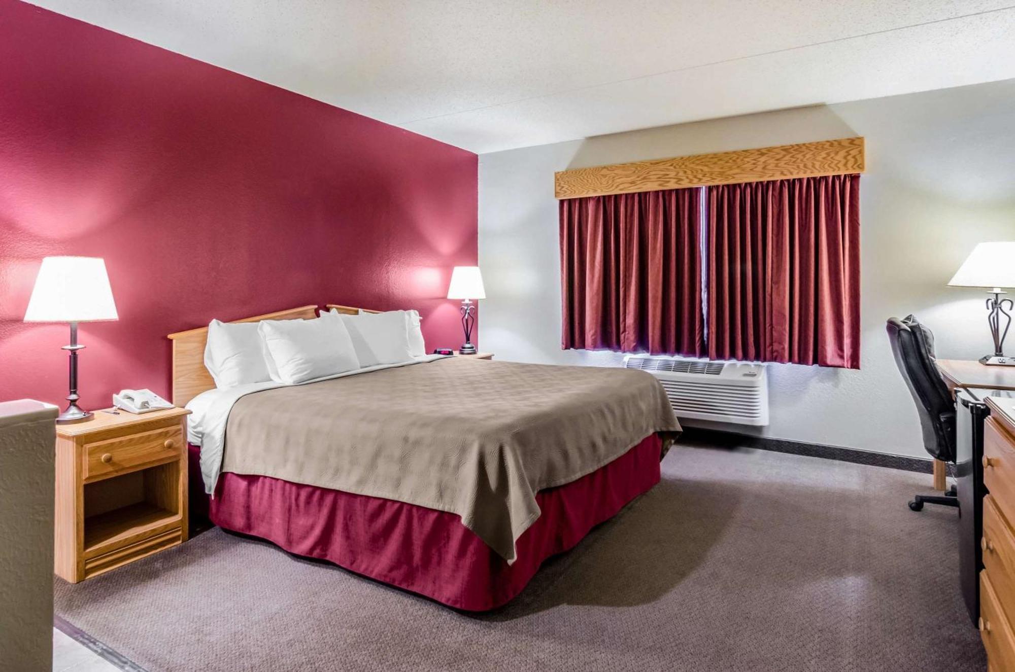 Rodeway Inn Hesston Екстериор снимка
