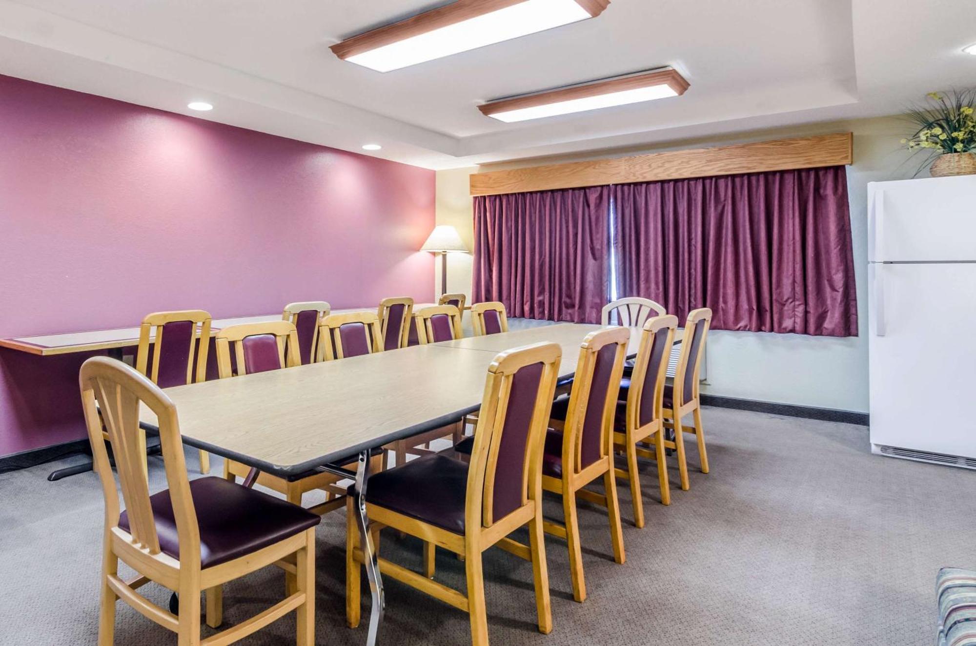 Rodeway Inn Hesston Екстериор снимка