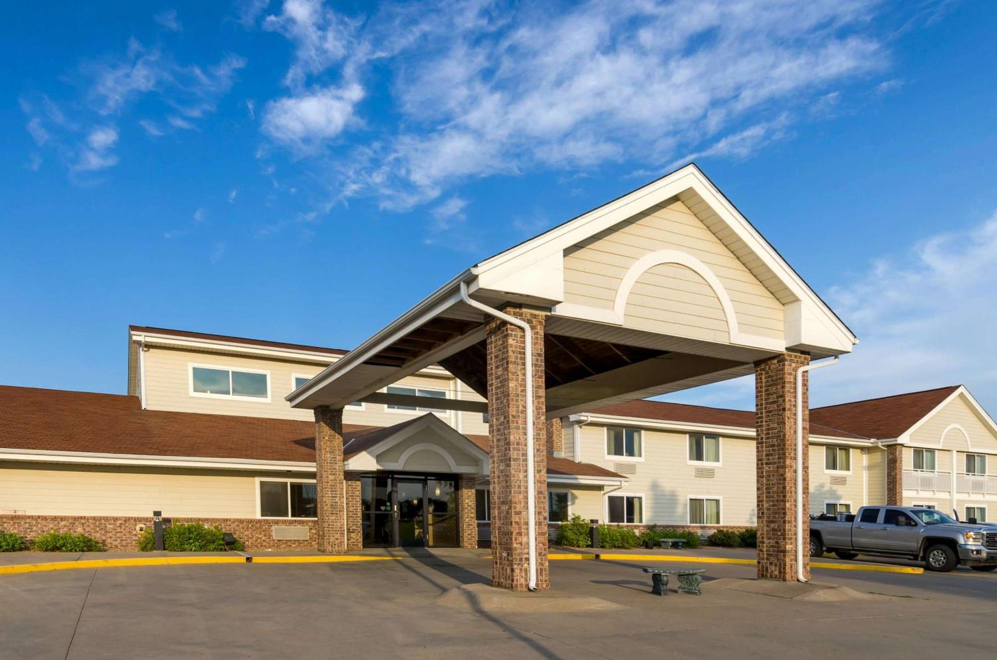Rodeway Inn Hesston Екстериор снимка