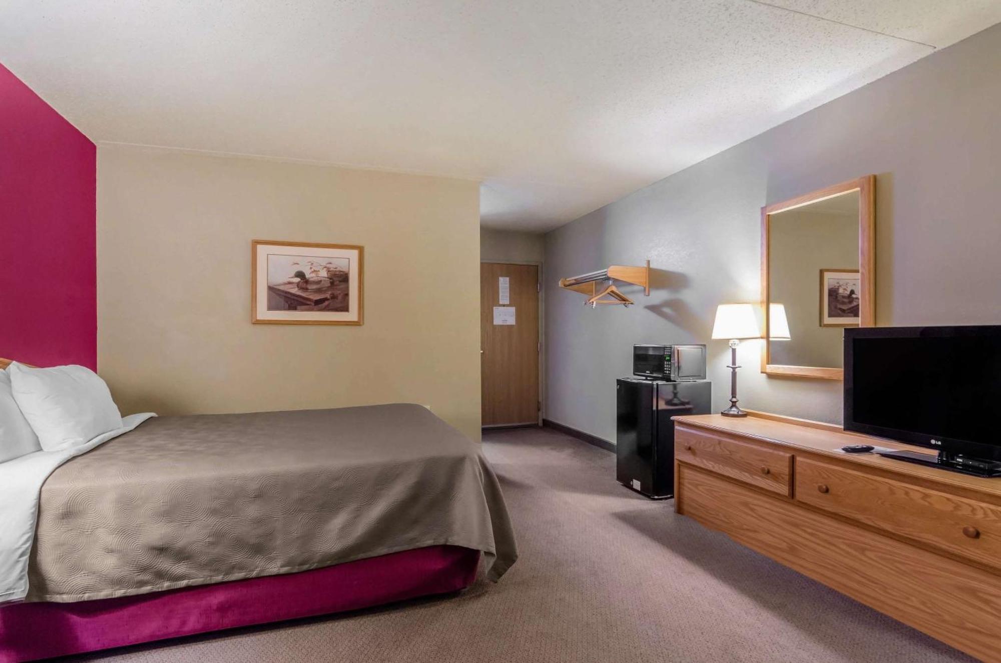 Rodeway Inn Hesston Екстериор снимка