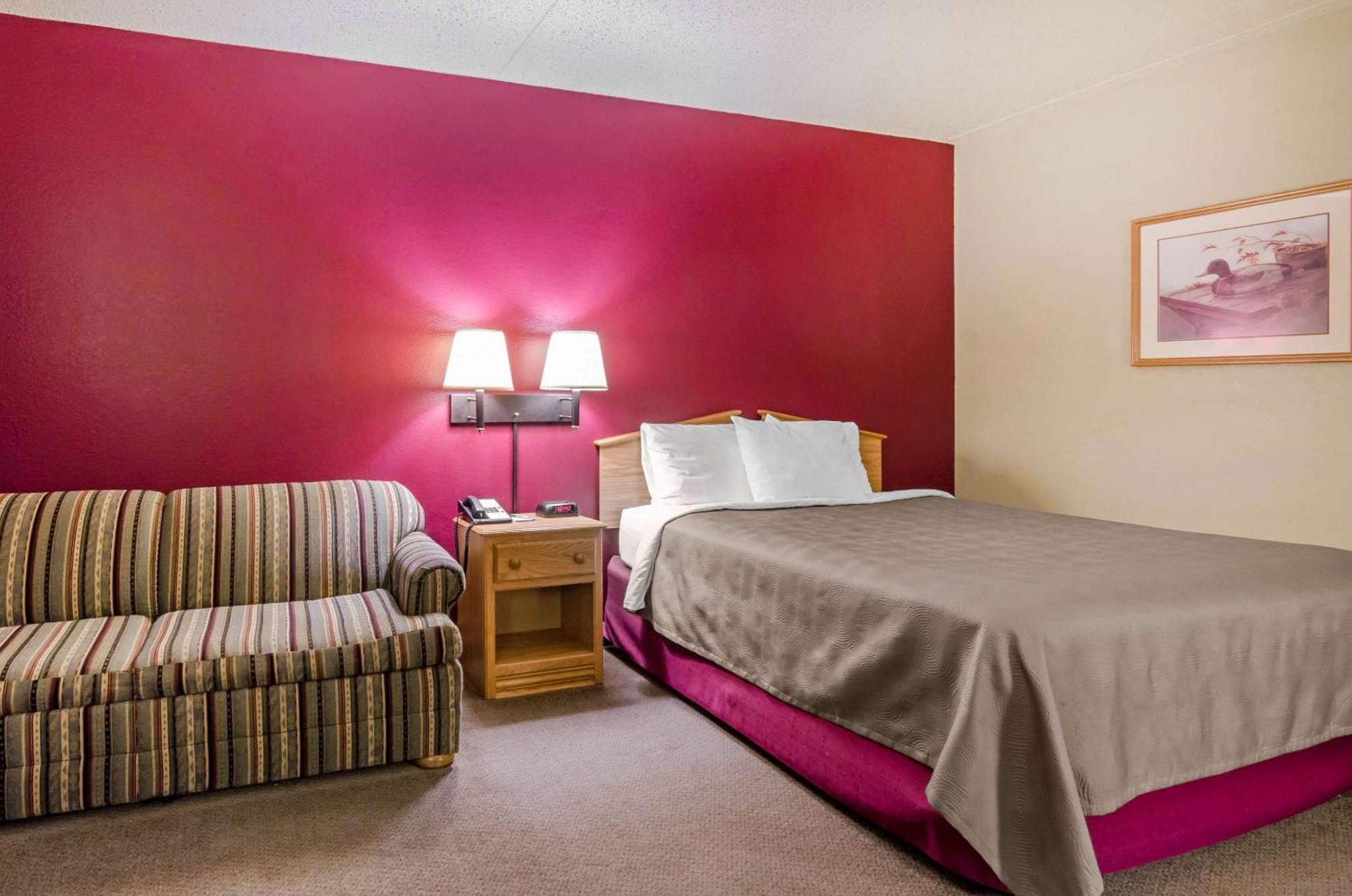 Rodeway Inn Hesston Екстериор снимка