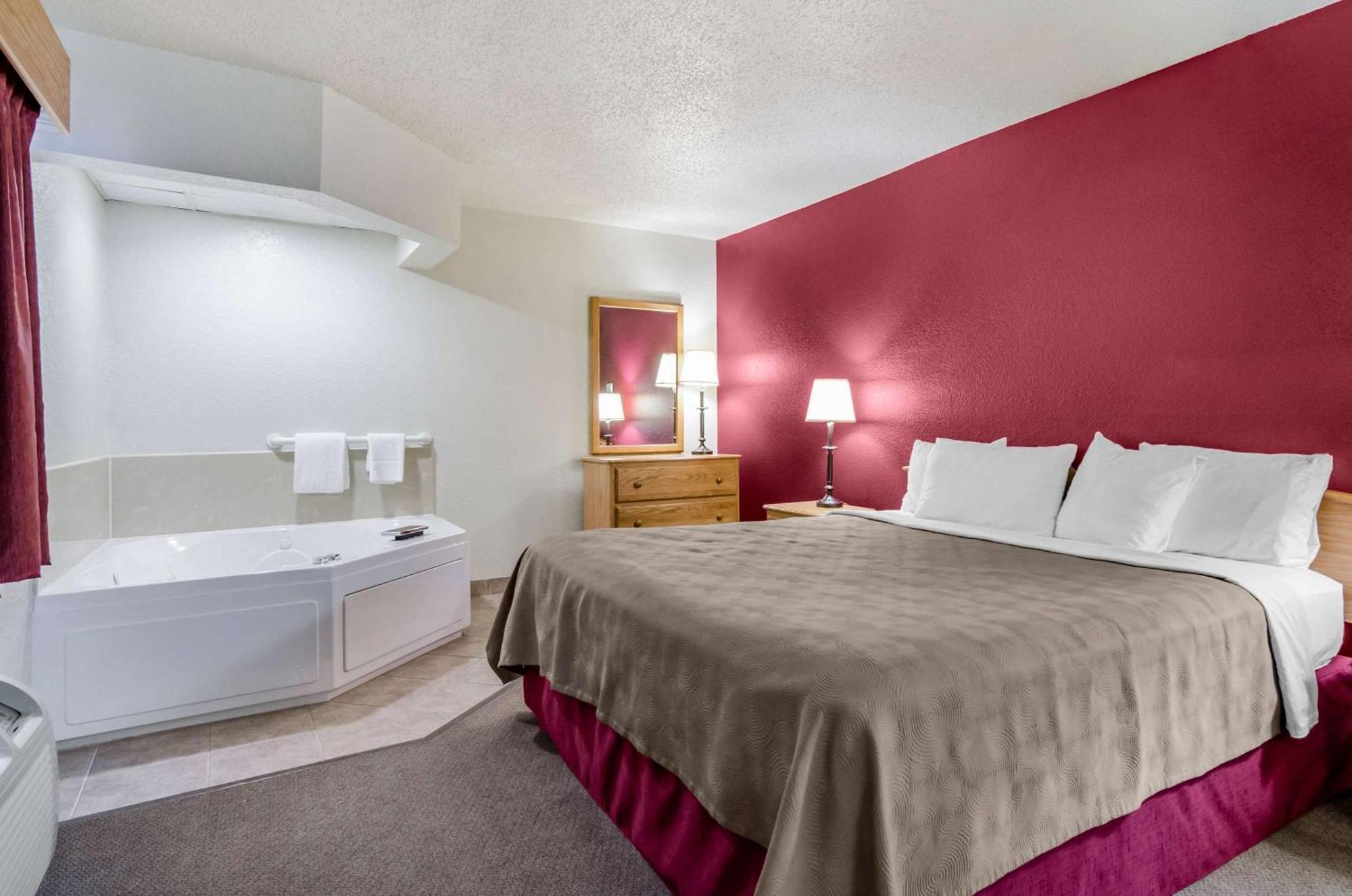 Rodeway Inn Hesston Екстериор снимка