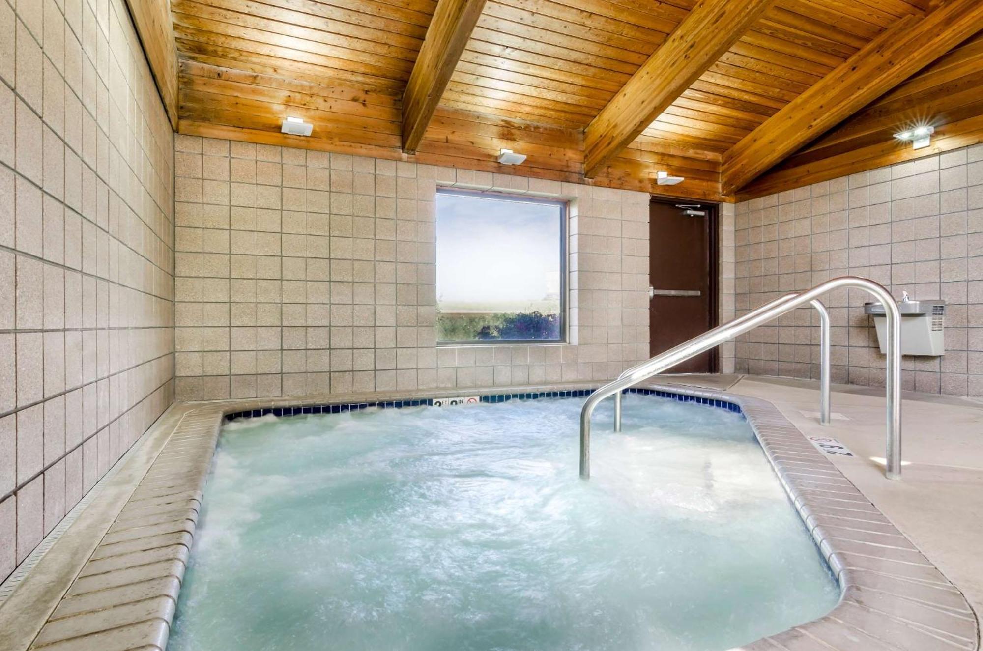 Rodeway Inn Hesston Екстериор снимка