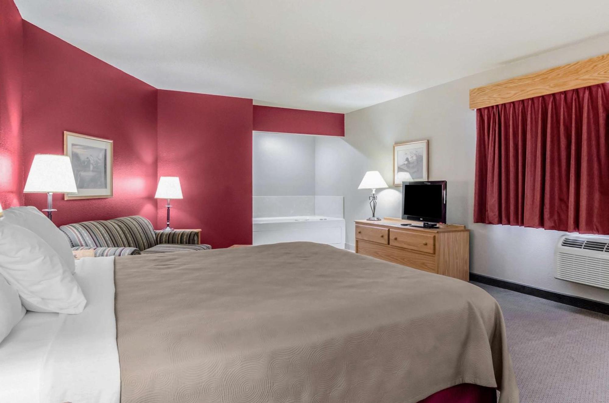 Rodeway Inn Hesston Екстериор снимка