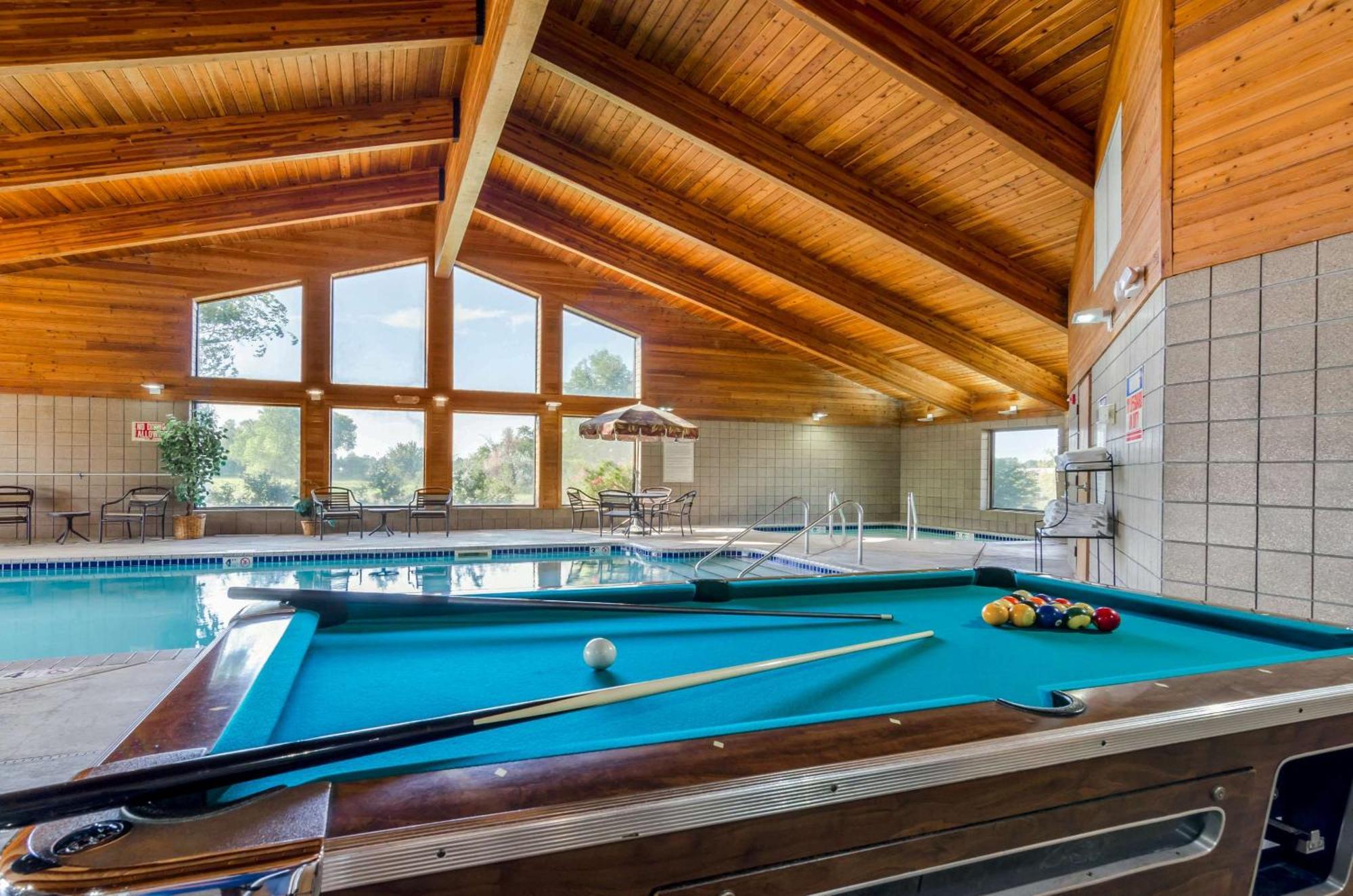 Rodeway Inn Hesston Екстериор снимка