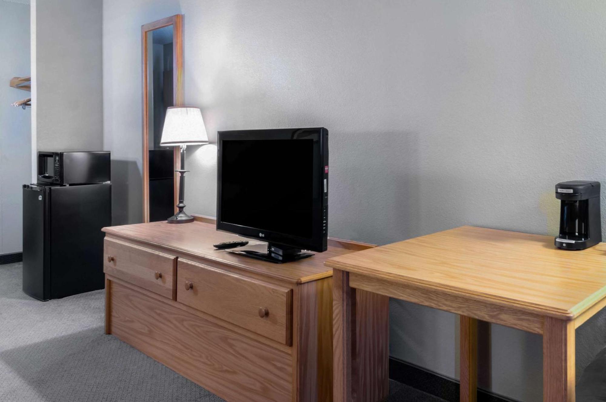 Rodeway Inn Hesston Екстериор снимка