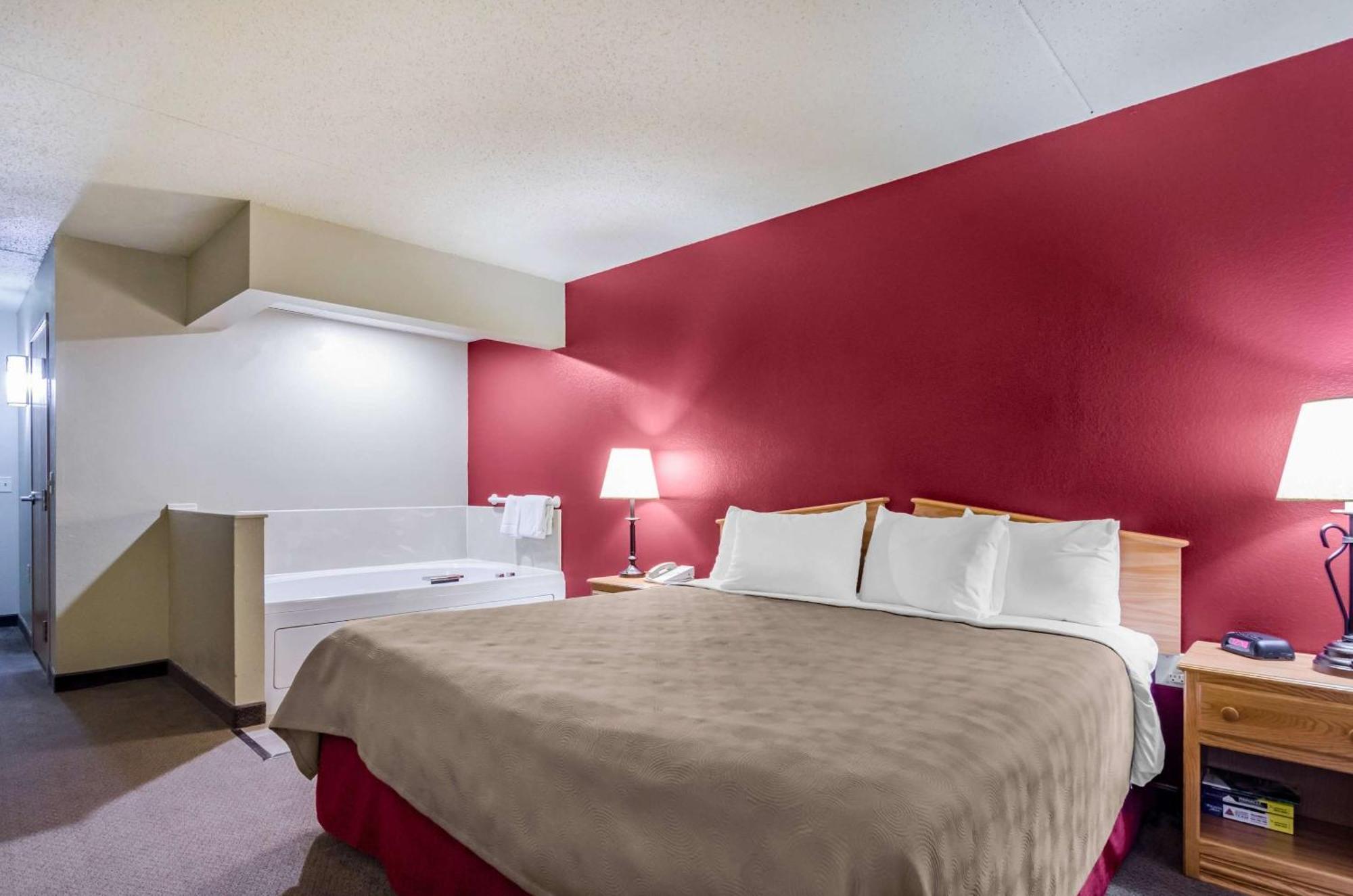 Rodeway Inn Hesston Екстериор снимка