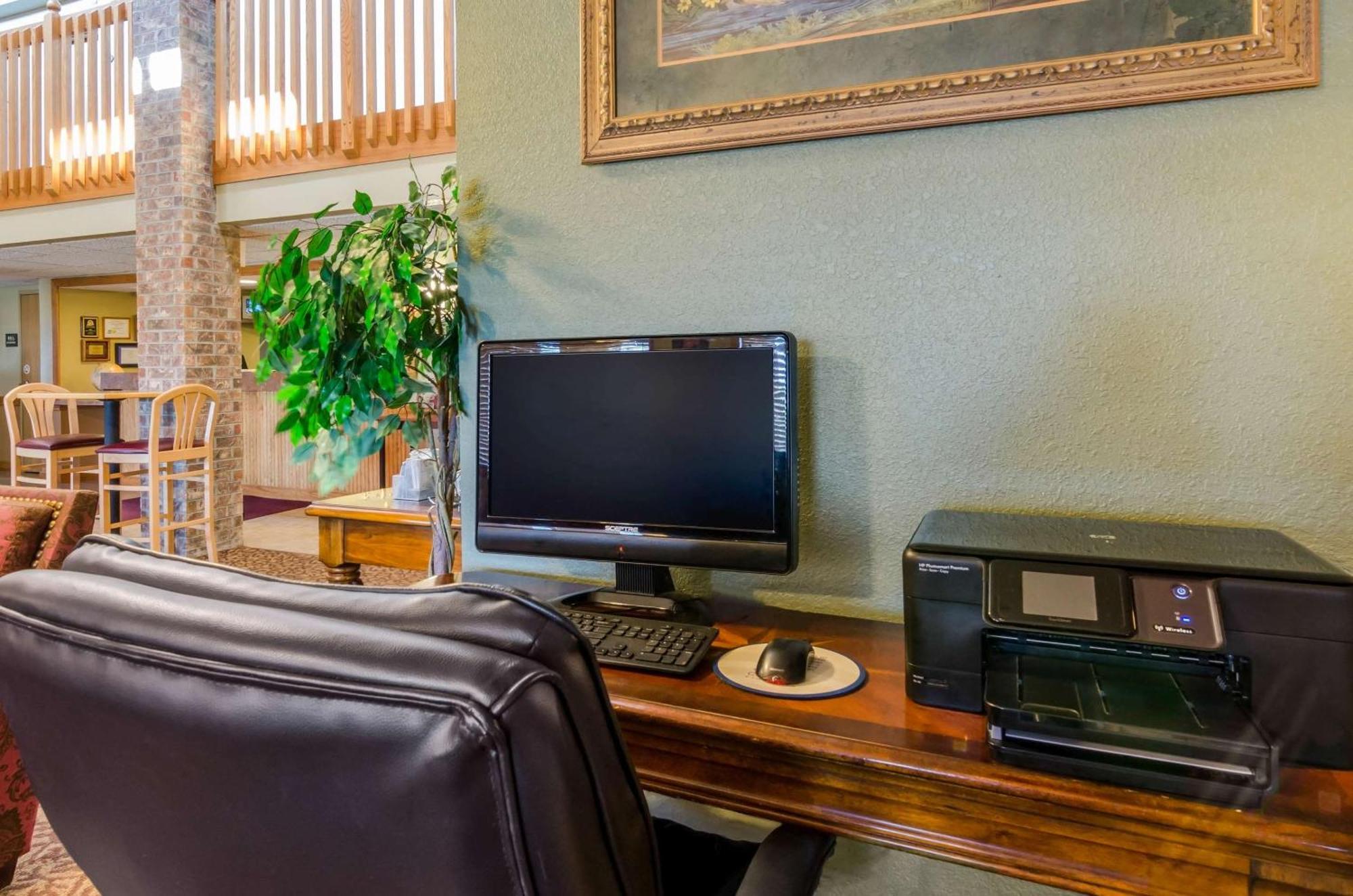 Rodeway Inn Hesston Екстериор снимка