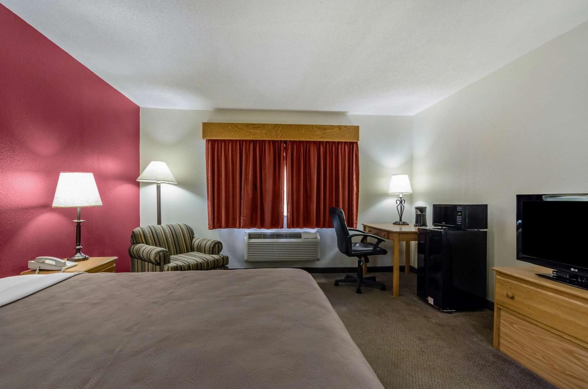 Rodeway Inn Hesston Екстериор снимка