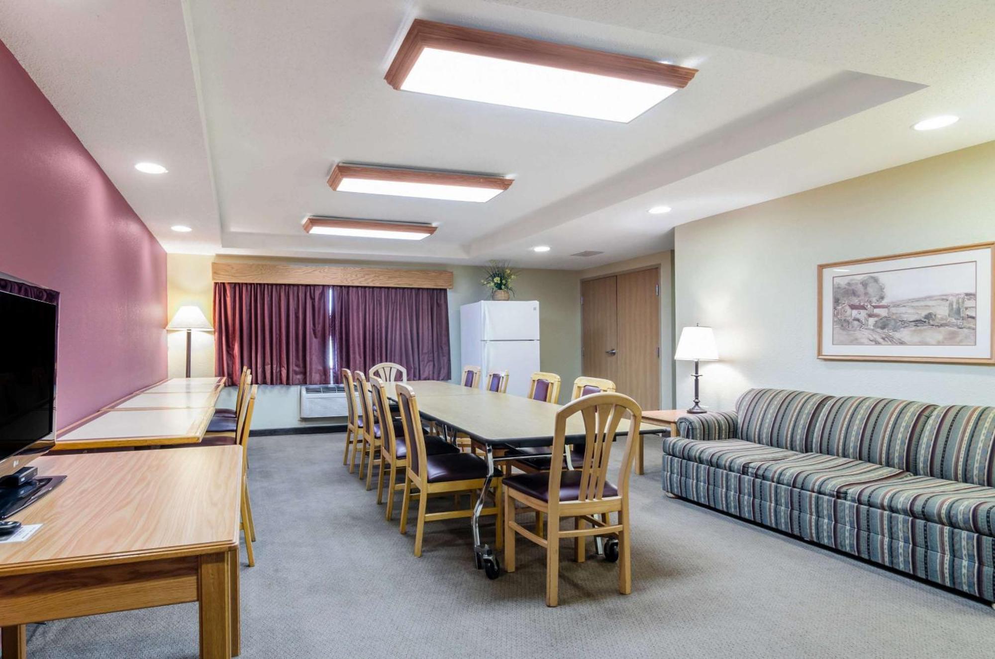 Rodeway Inn Hesston Екстериор снимка