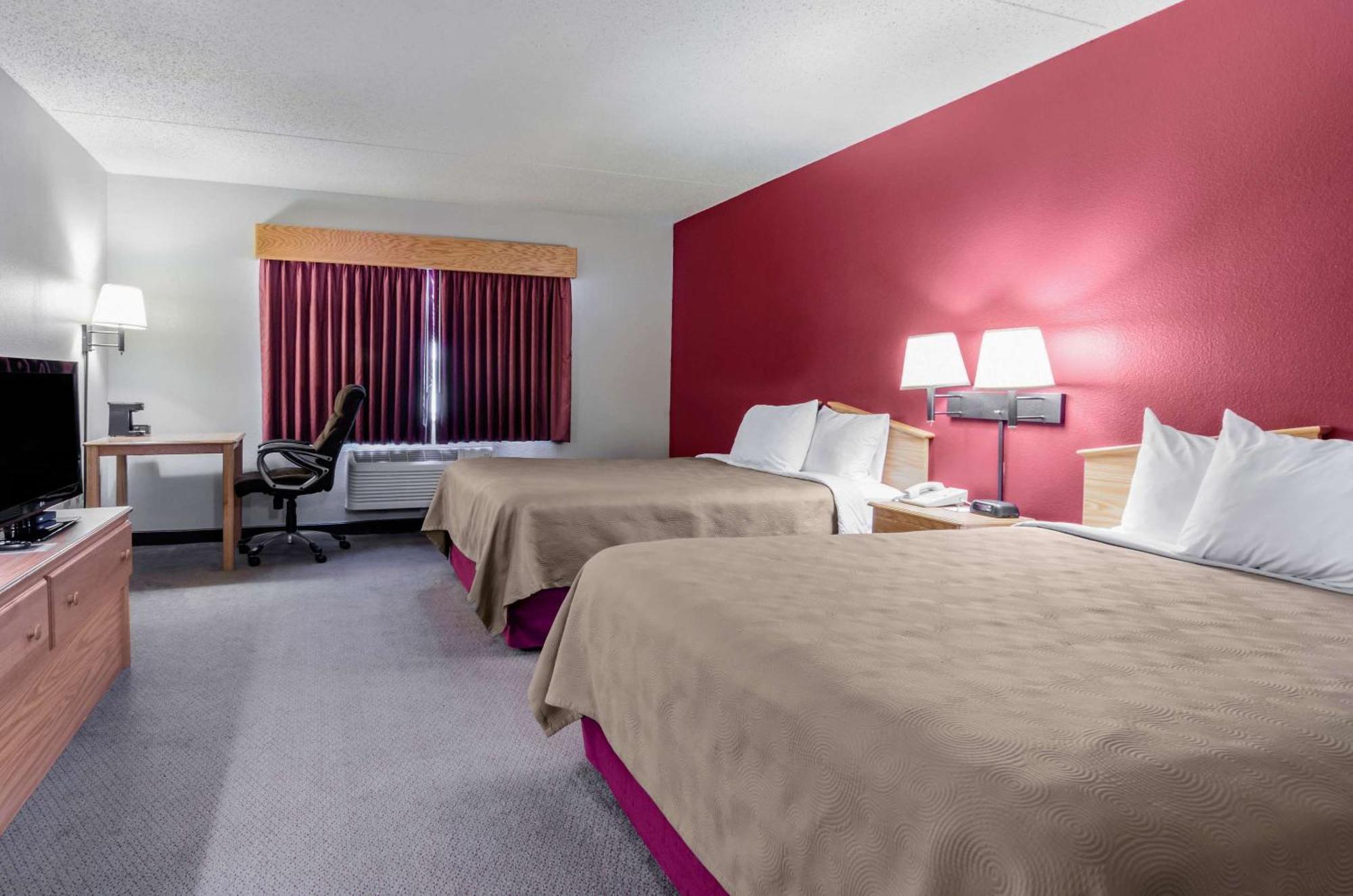 Rodeway Inn Hesston Екстериор снимка