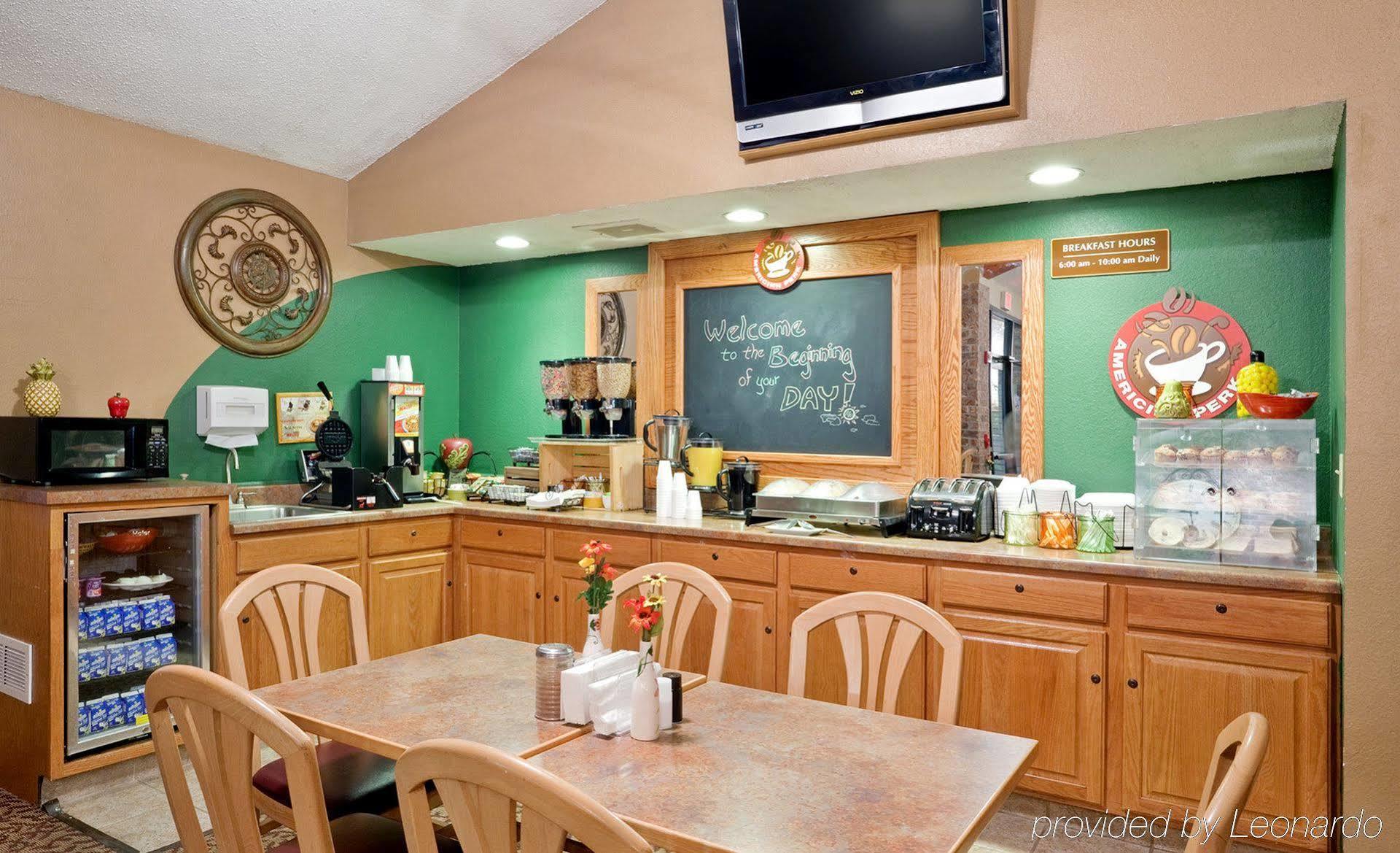 Rodeway Inn Hesston Екстериор снимка