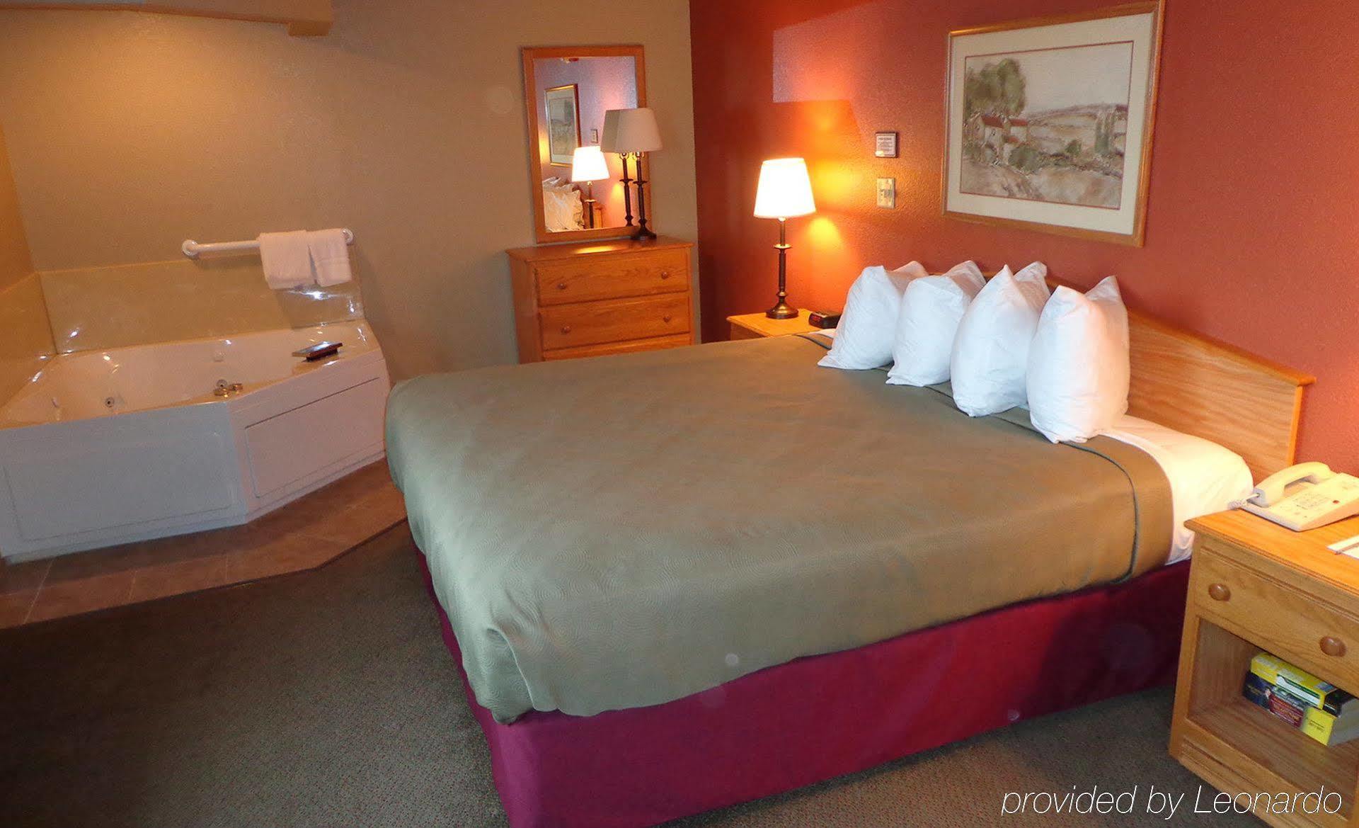 Rodeway Inn Hesston Екстериор снимка