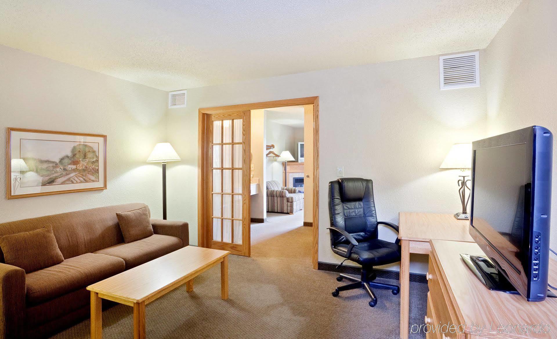 Rodeway Inn Hesston Екстериор снимка