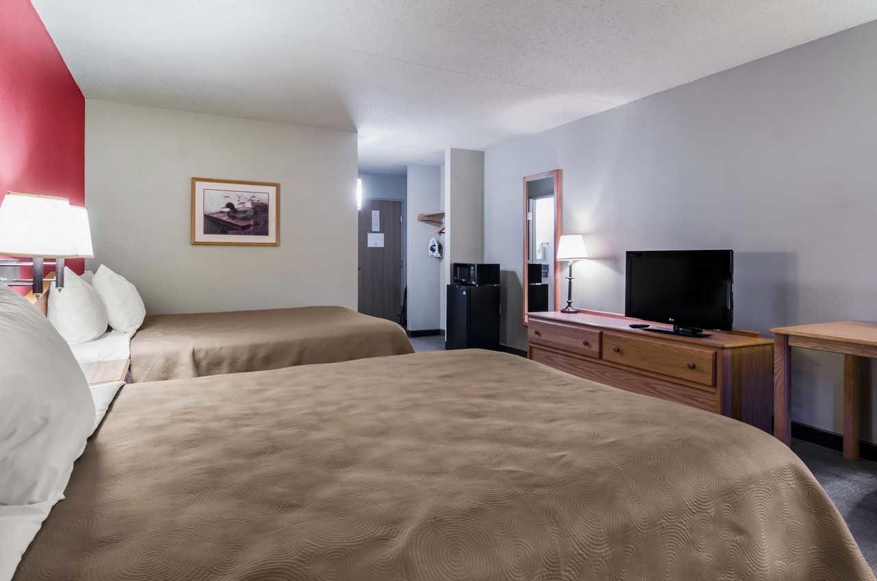 Rodeway Inn Hesston Екстериор снимка