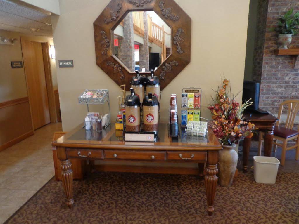 Rodeway Inn Hesston Екстериор снимка