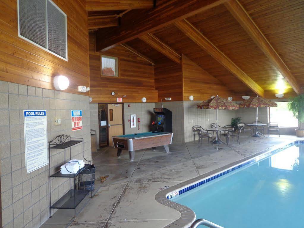 Rodeway Inn Hesston Екстериор снимка