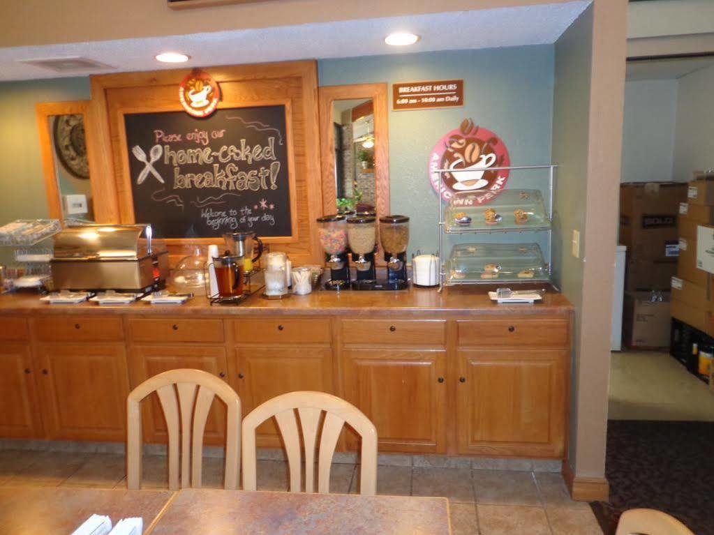 Rodeway Inn Hesston Екстериор снимка