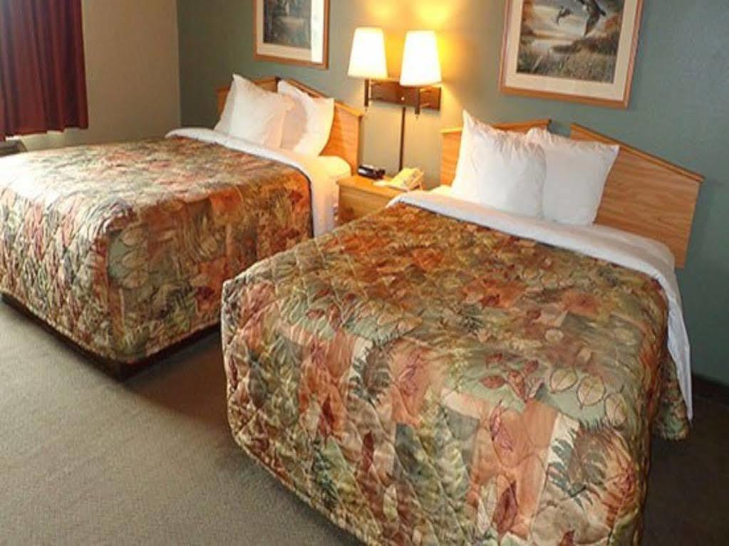 Rodeway Inn Hesston Екстериор снимка