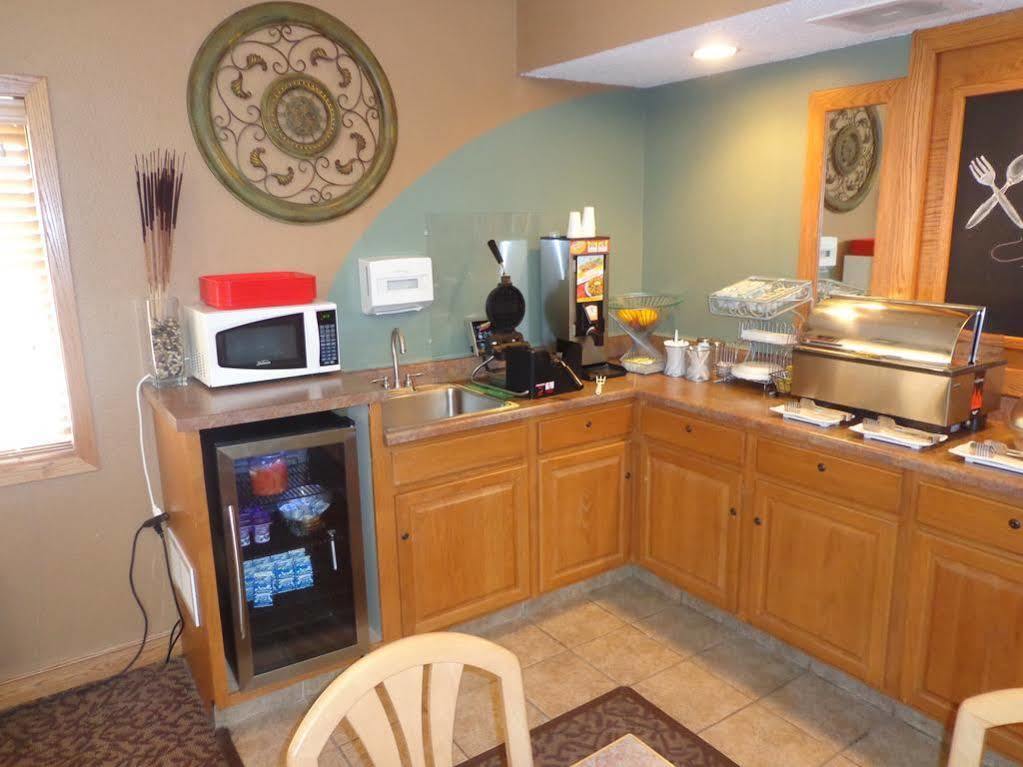 Rodeway Inn Hesston Екстериор снимка