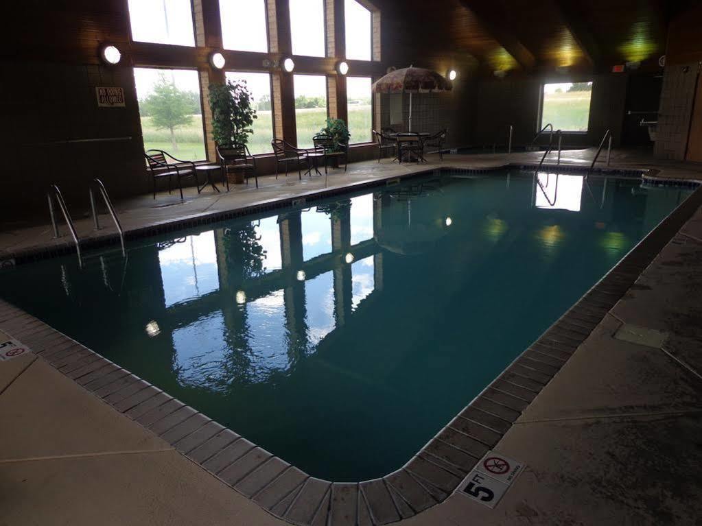 Rodeway Inn Hesston Екстериор снимка