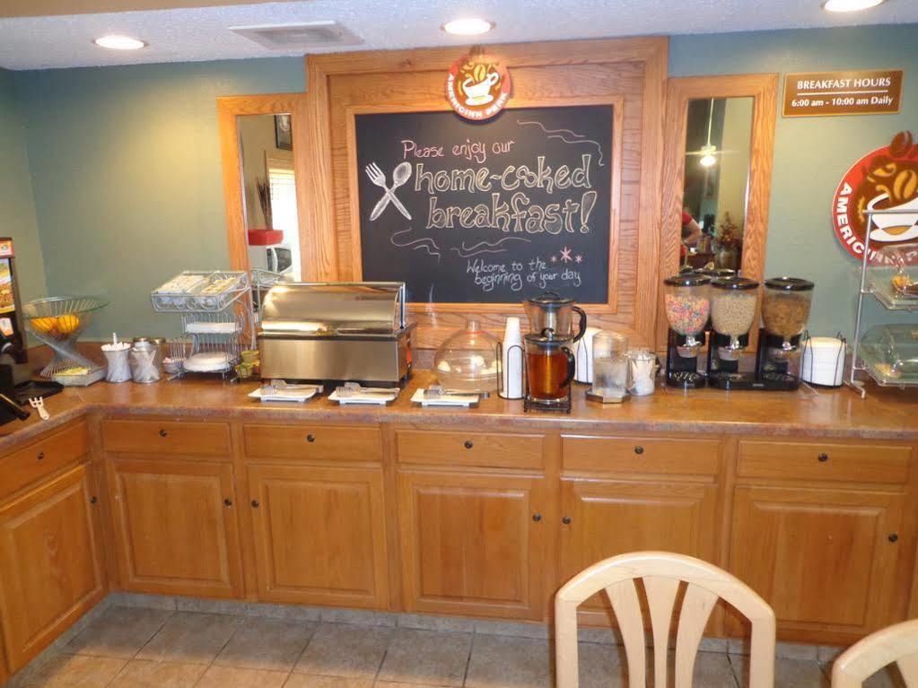 Rodeway Inn Hesston Екстериор снимка