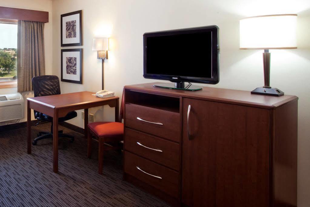 Rodeway Inn Hesston Екстериор снимка