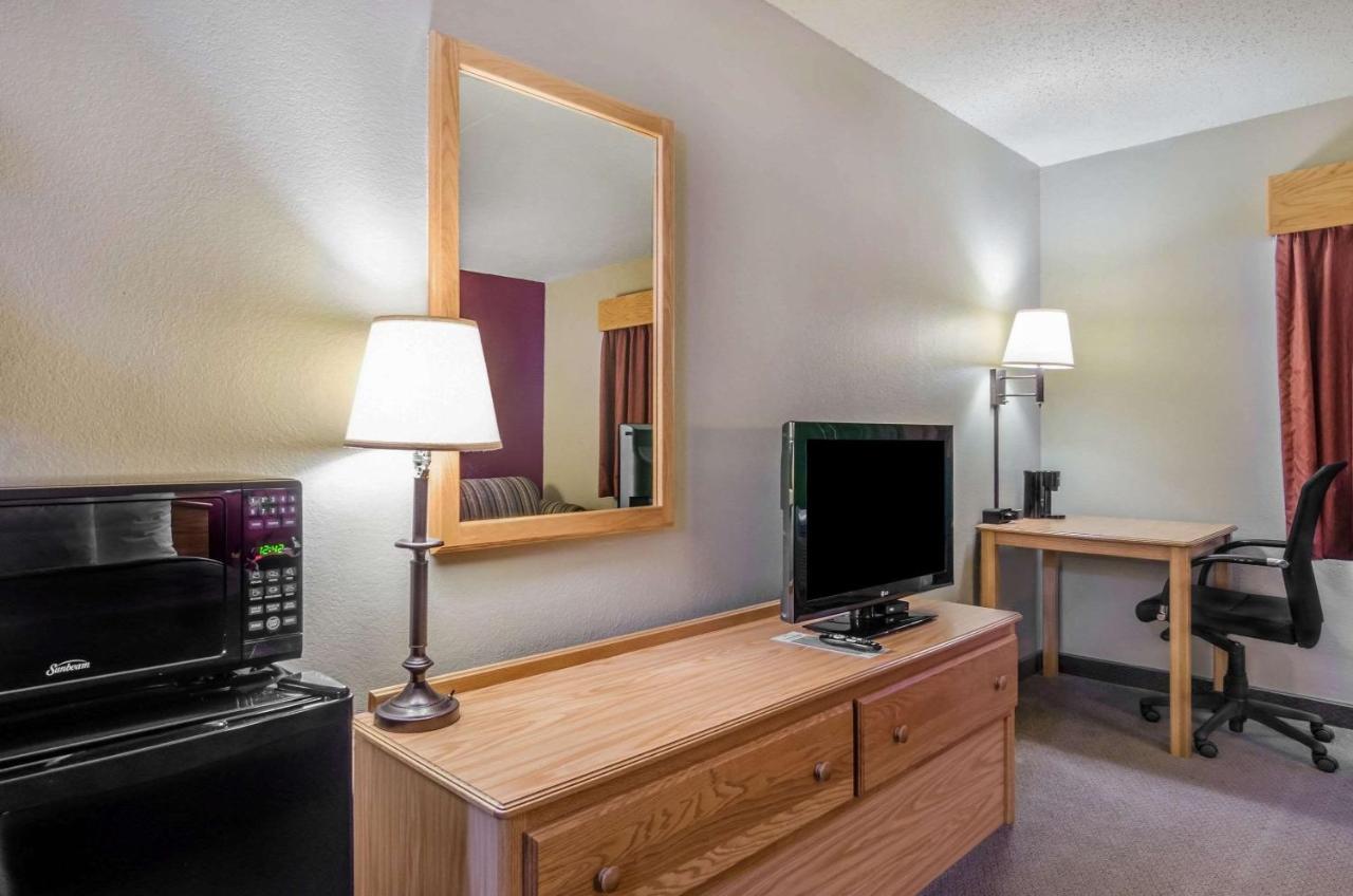 Rodeway Inn Hesston Екстериор снимка