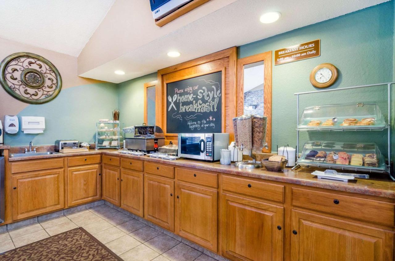 Rodeway Inn Hesston Екстериор снимка