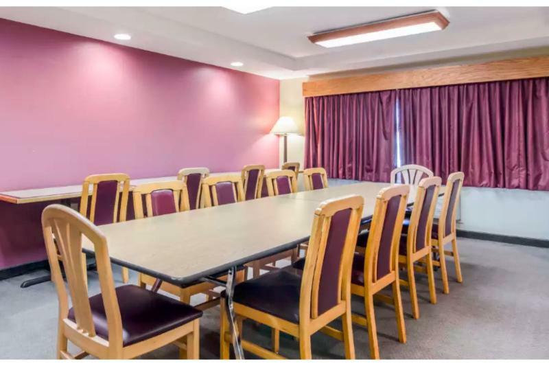 Rodeway Inn Hesston Екстериор снимка
